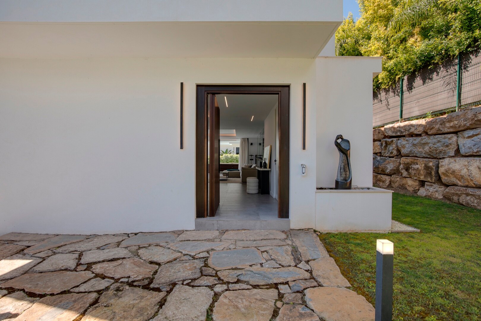 Minutes from the beach - contemporary comfort
