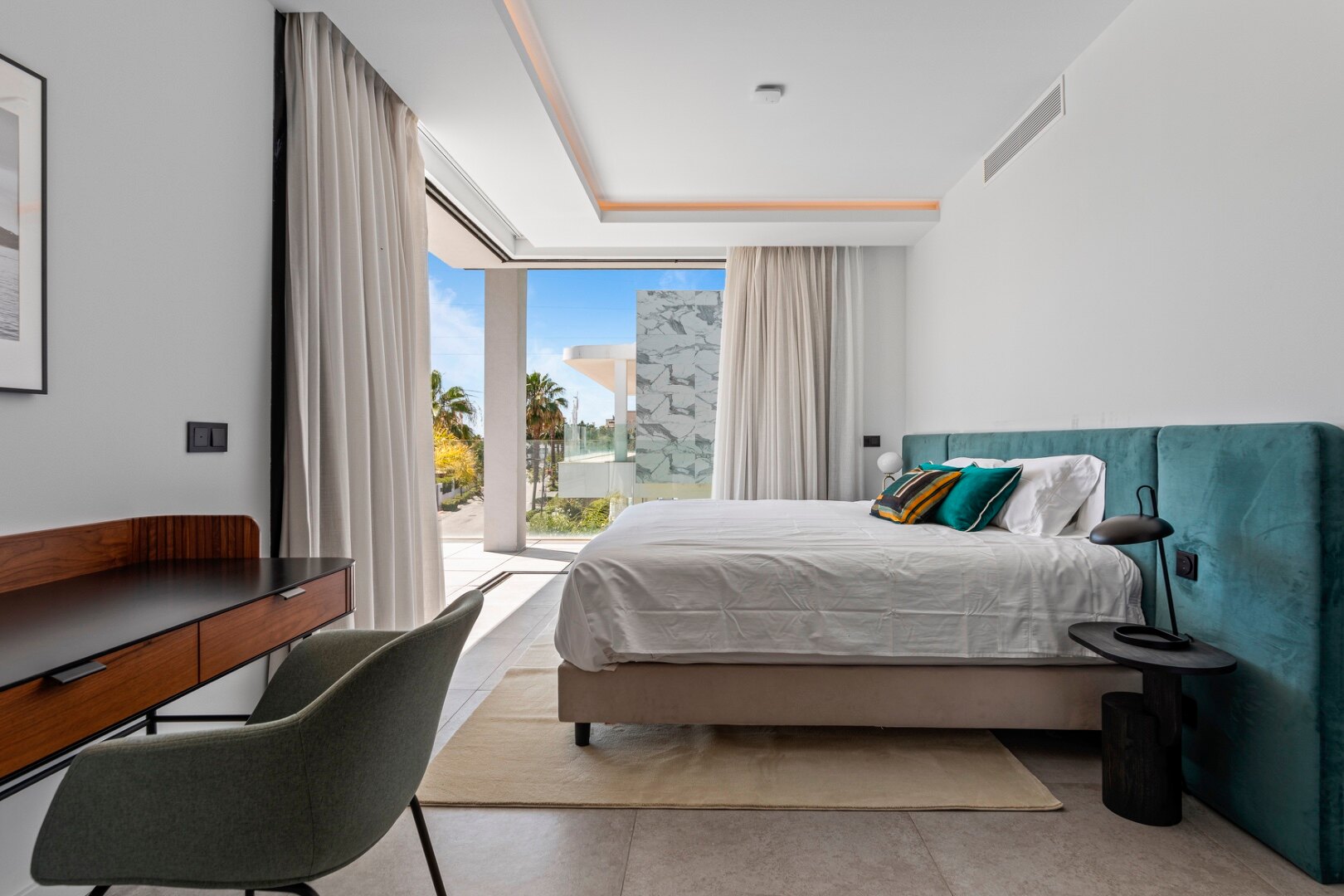 Minutes from the beach - contemporary comfort