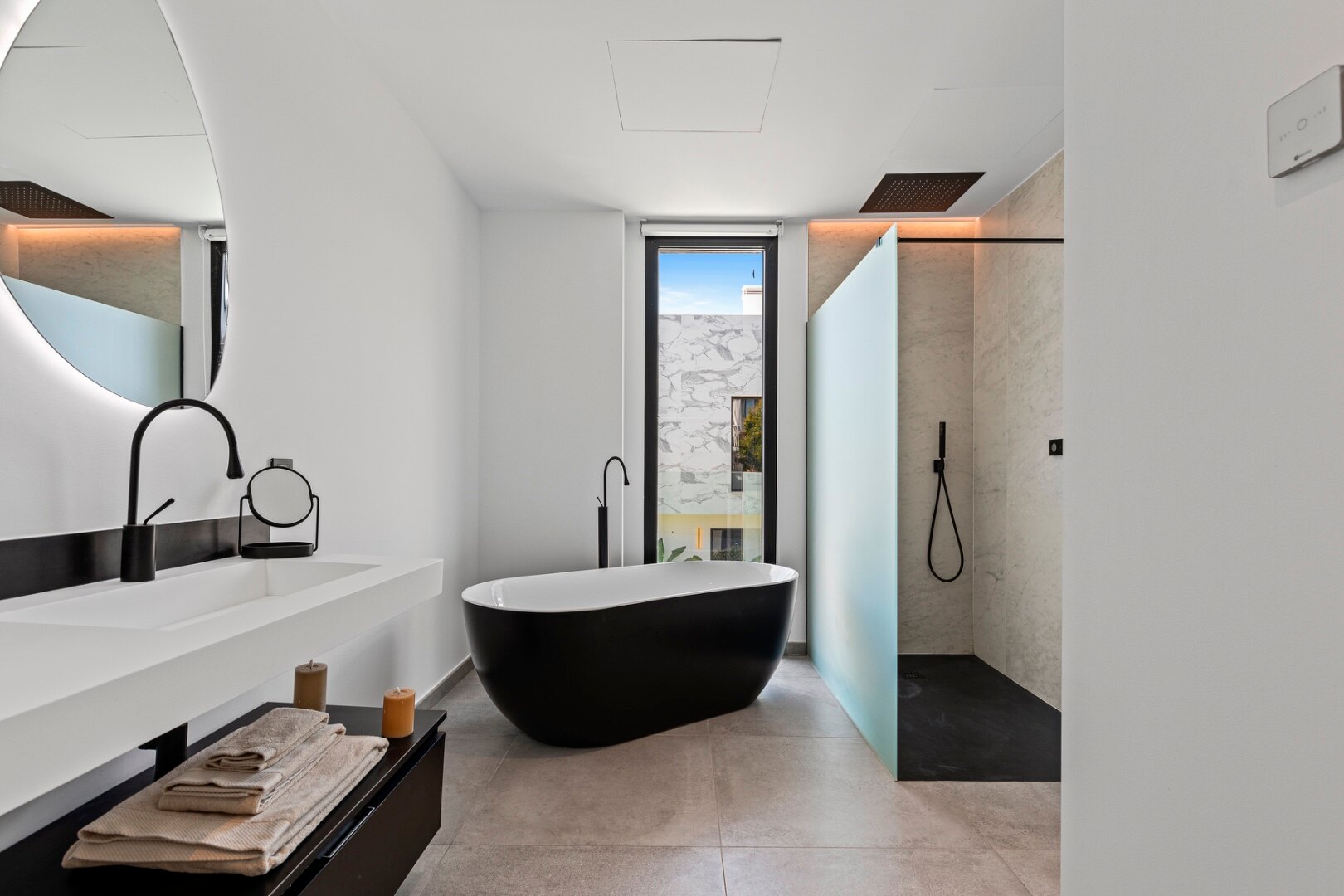 Minutes from the beach - contemporary comfort