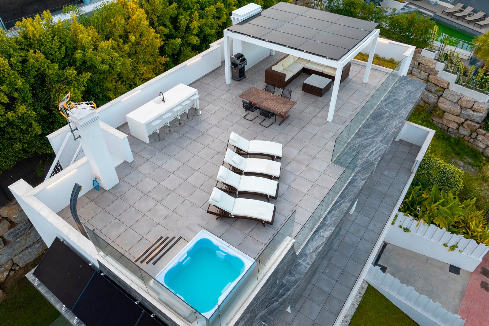 Minutes from the beach - contemporary comfort