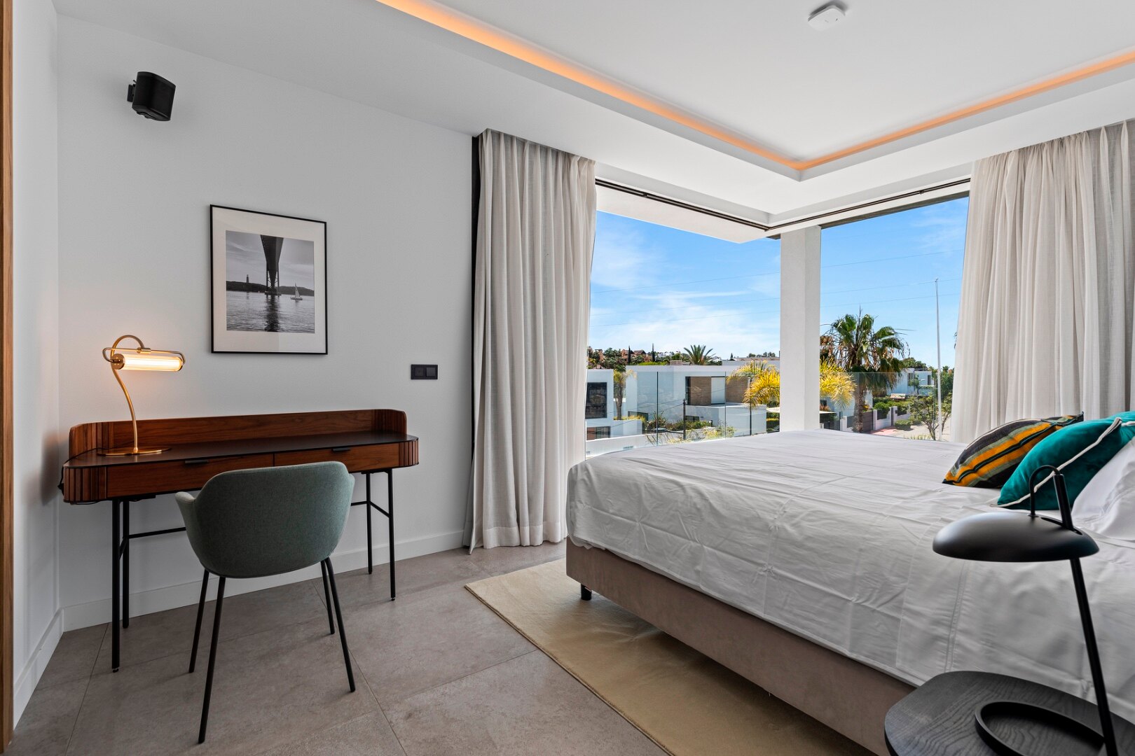 Minutes from the beach - contemporary comfort