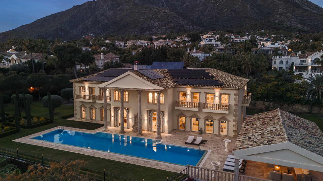 Beautiful residence blends the neoclassical & modern
