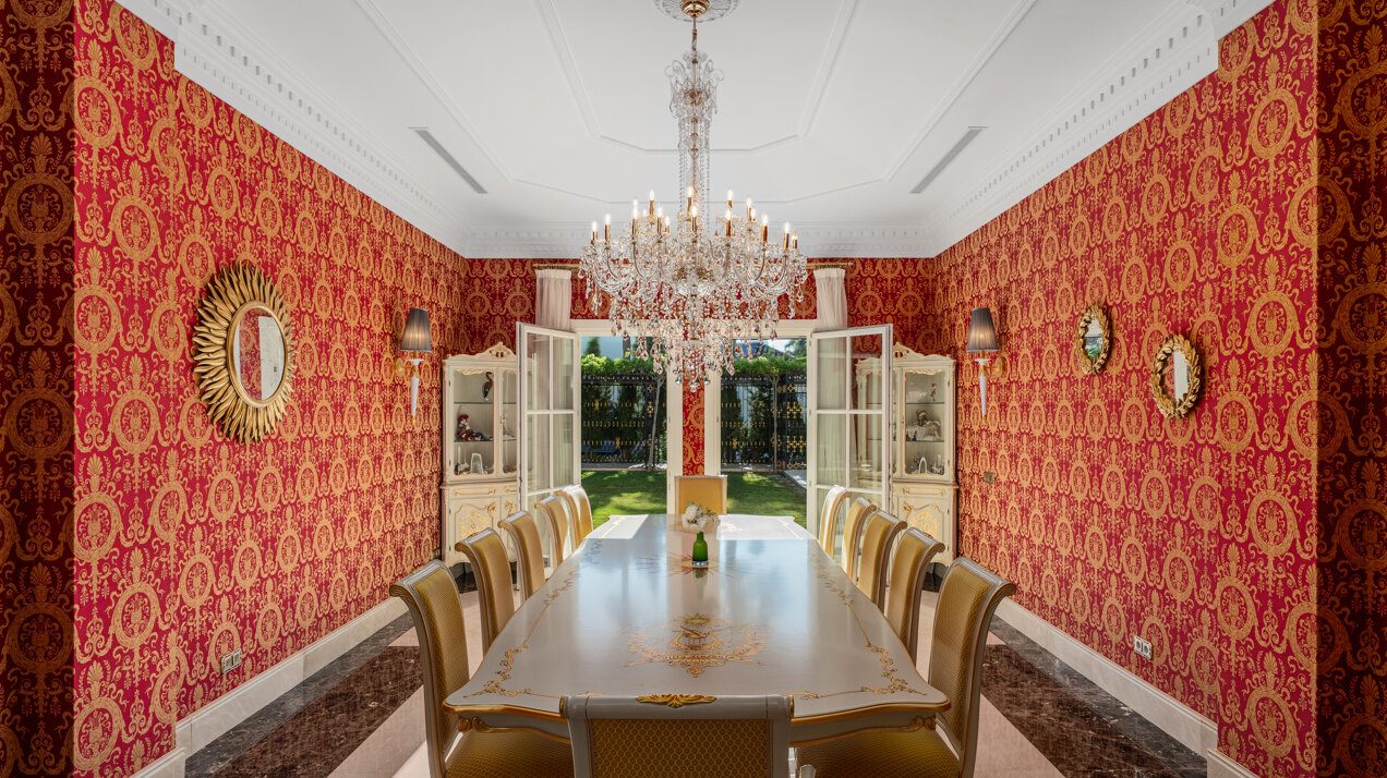 Beautiful residence blends the neoclassical & modern