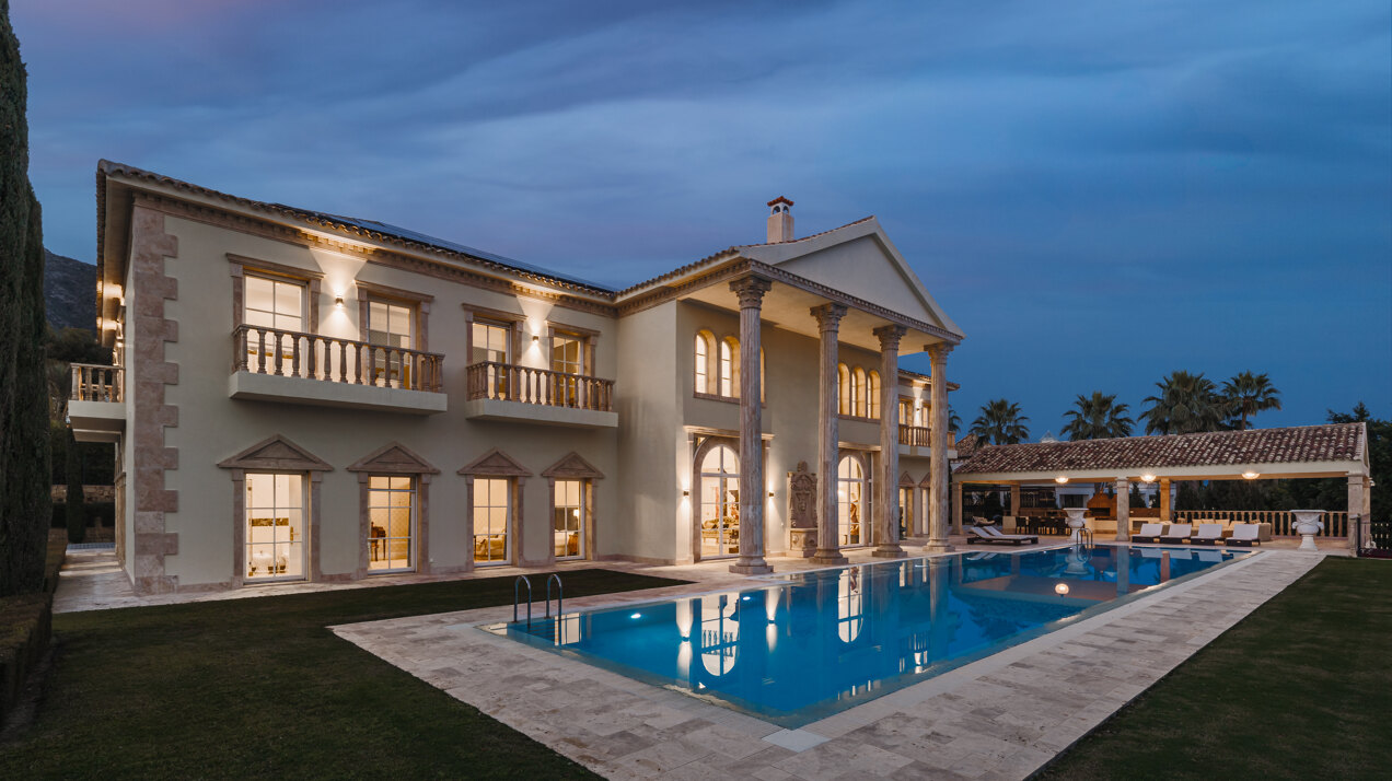 Beautiful residence blends the neoclassical & modern