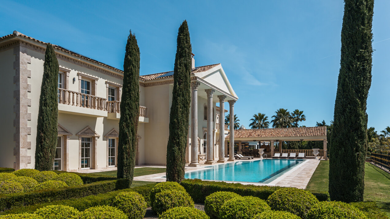 Beautiful residence blends the neoclassical & modern