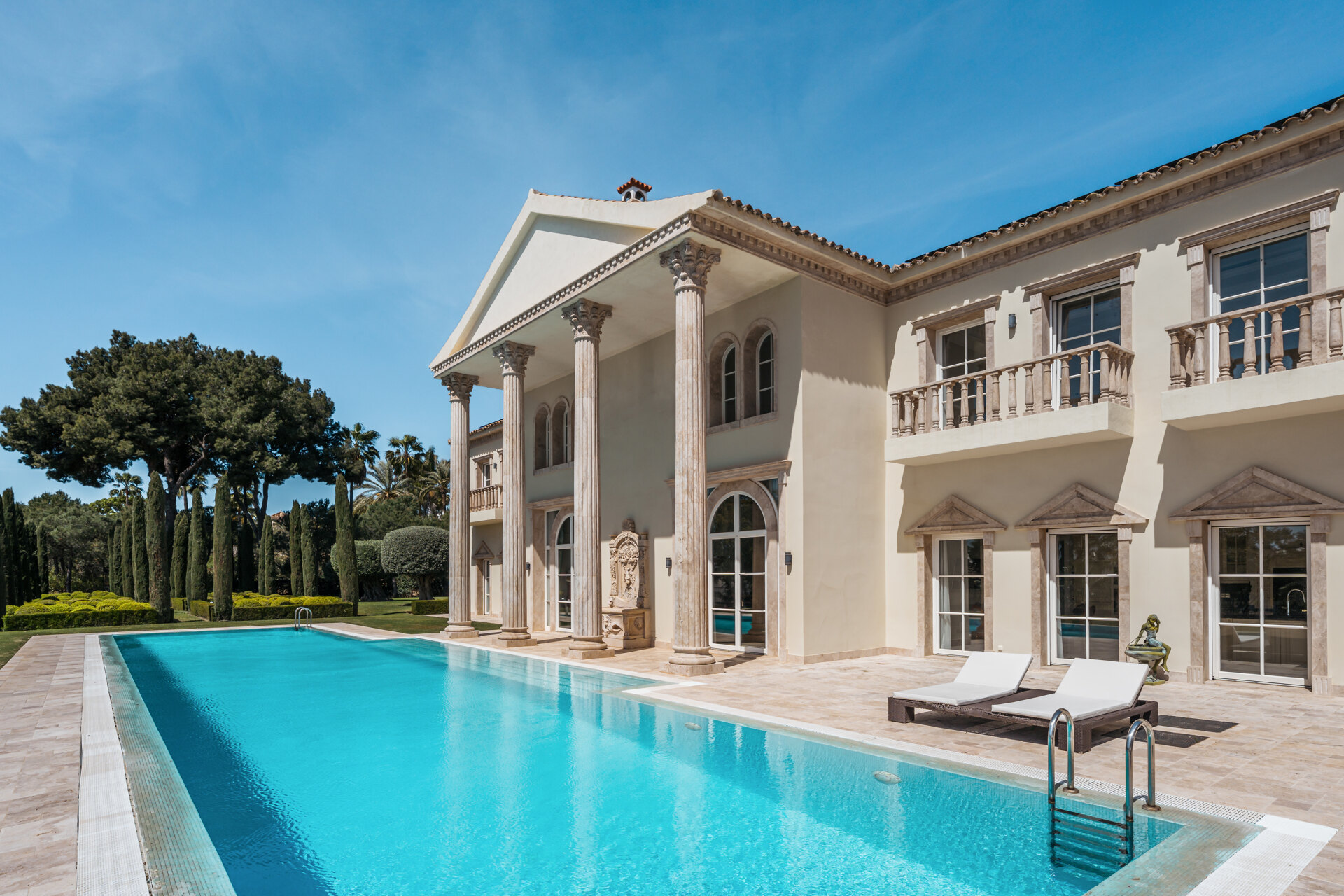 Elegante residencia que fusiona lo clásico y moderno
