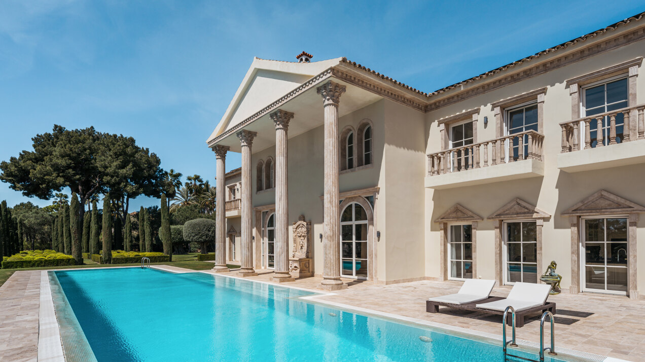 Beautiful residence blends the neoclassical & modern