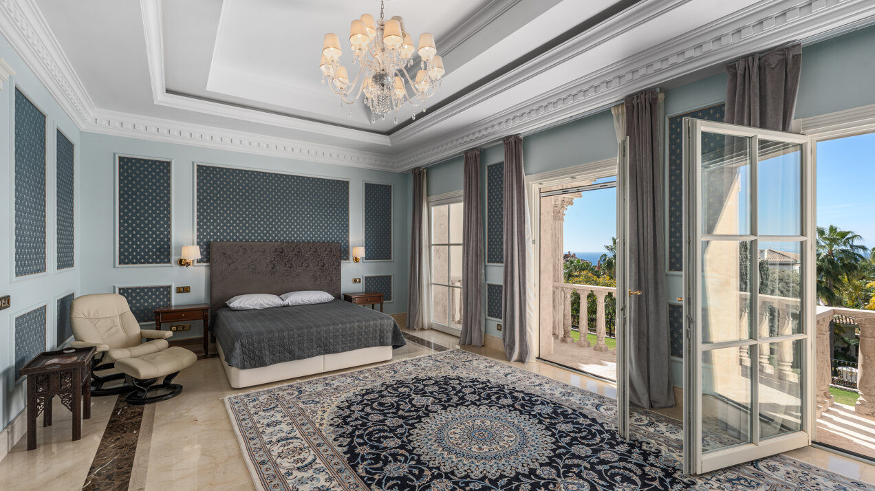 Beautiful residence blends the neoclassical & modern