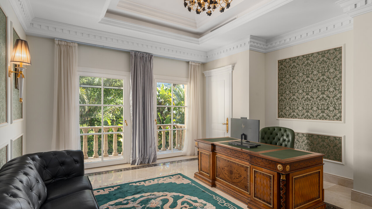 Beautiful residence blends the neoclassical & modern