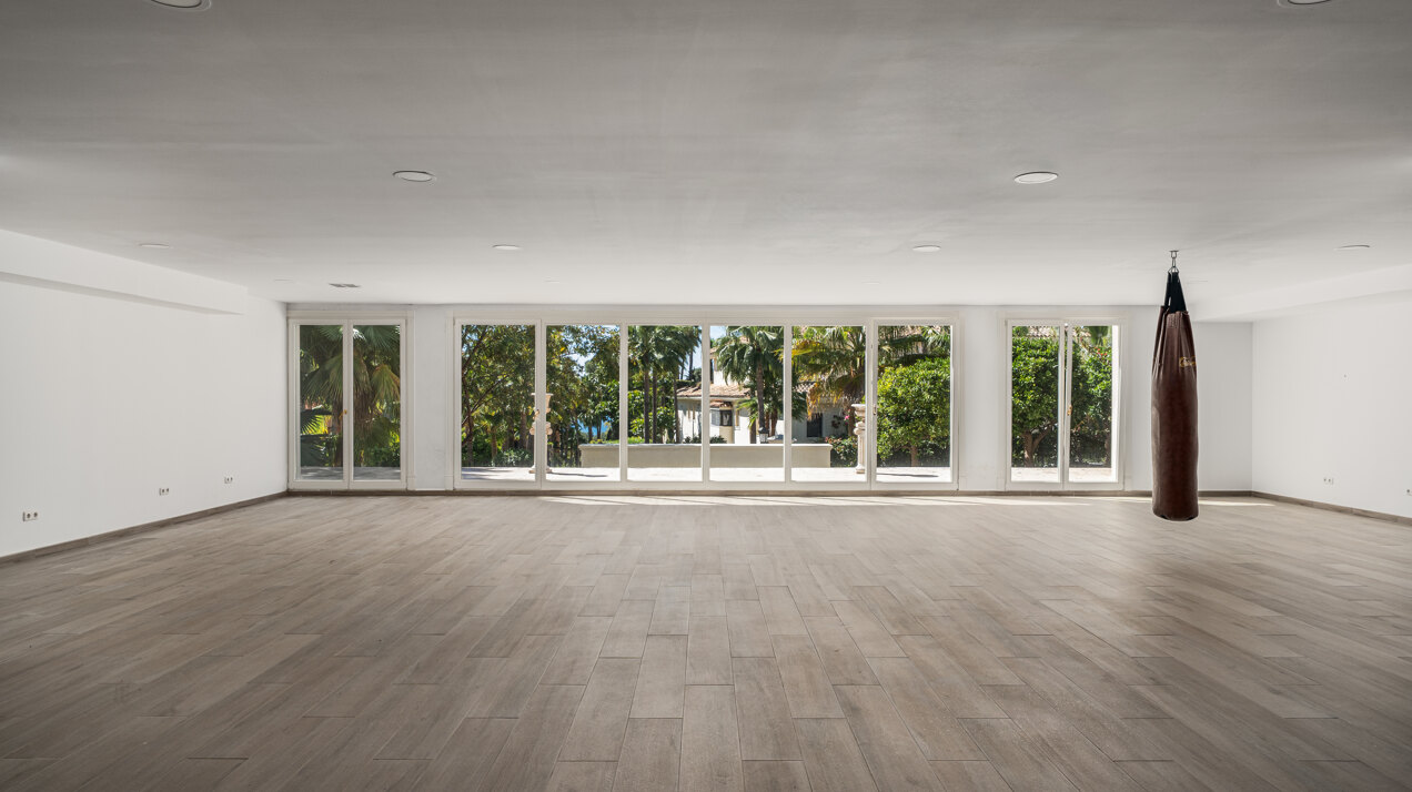 Beautiful residence blends the neoclassical & modern