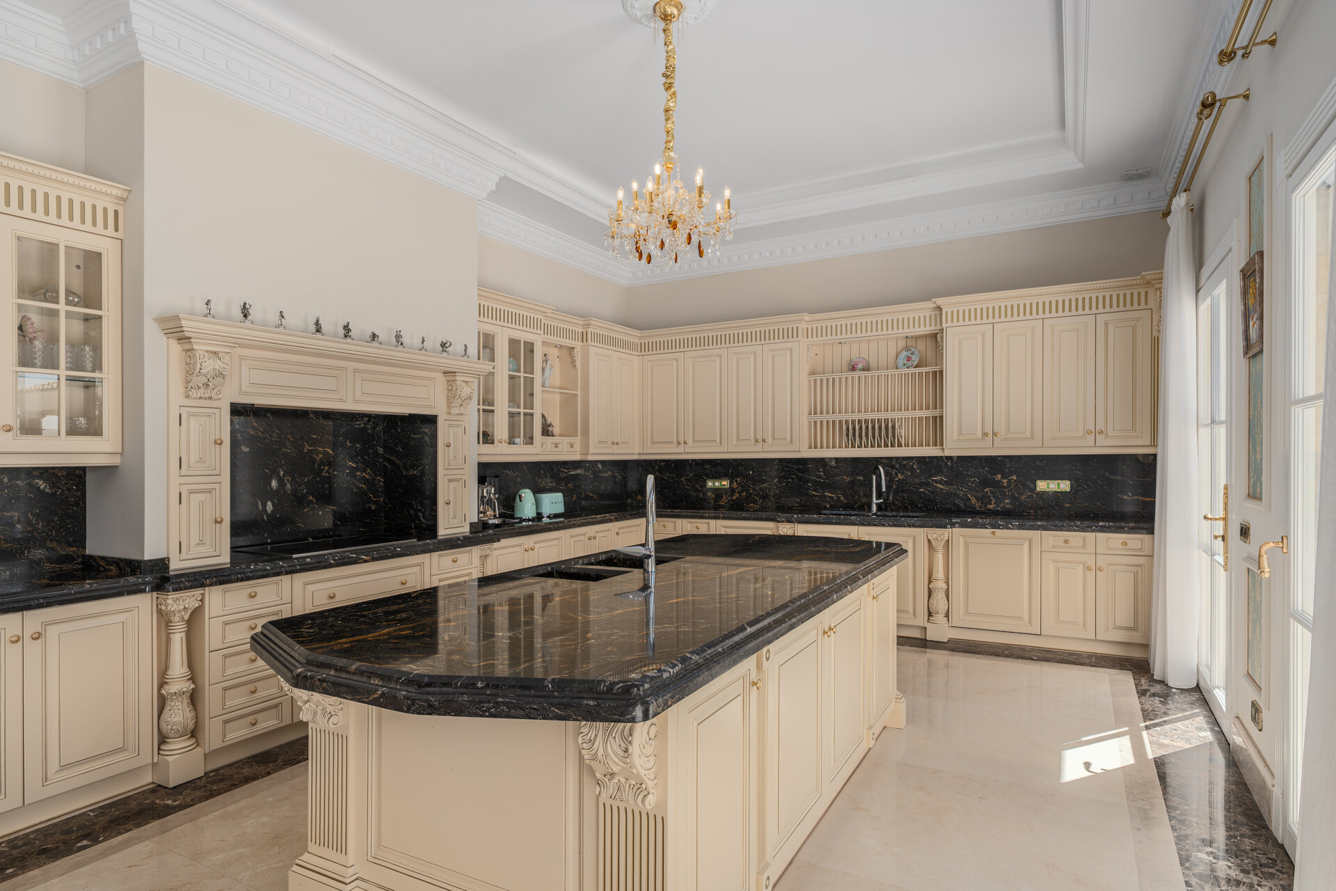 Elegante residencia que fusiona lo clásico y moderno