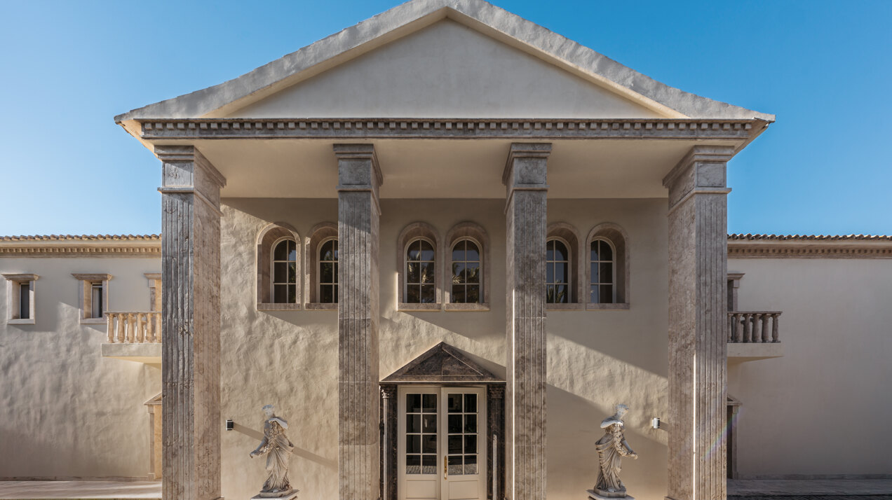 Beautiful residence blends the neoclassical & modern