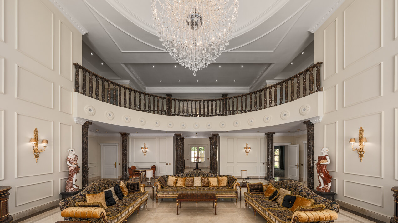 Beautiful residence blends the neoclassical & modern