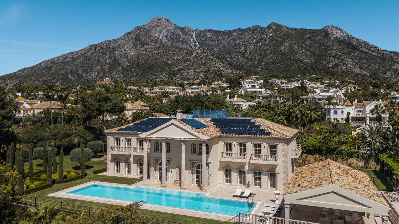 Beautiful residence blends the neoclassical & modern