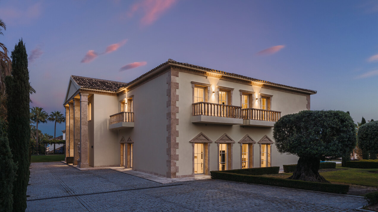 Beautiful residence blends the neoclassical & modern