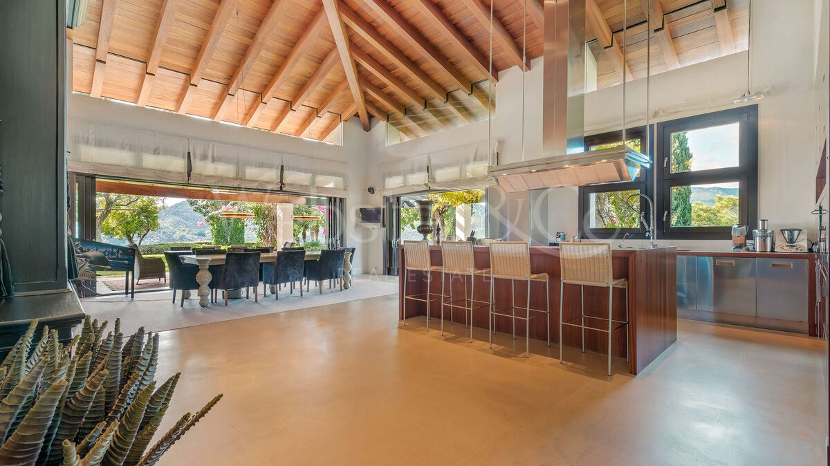 Villa Majestic - Traditional Estate in La Zagaleta