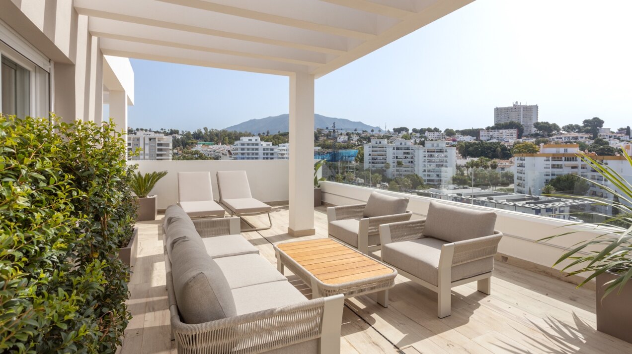 Refined coastal living at its finest in this penthouse