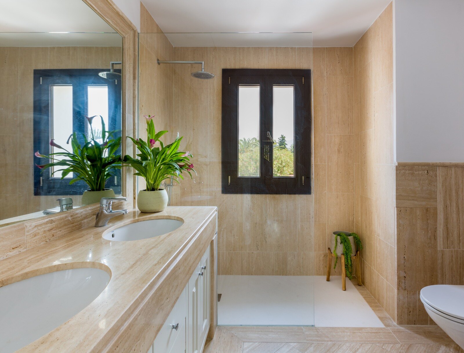 Elegant and refined, this 6 bed villa offers unparalleled luxury together with peace and privacy