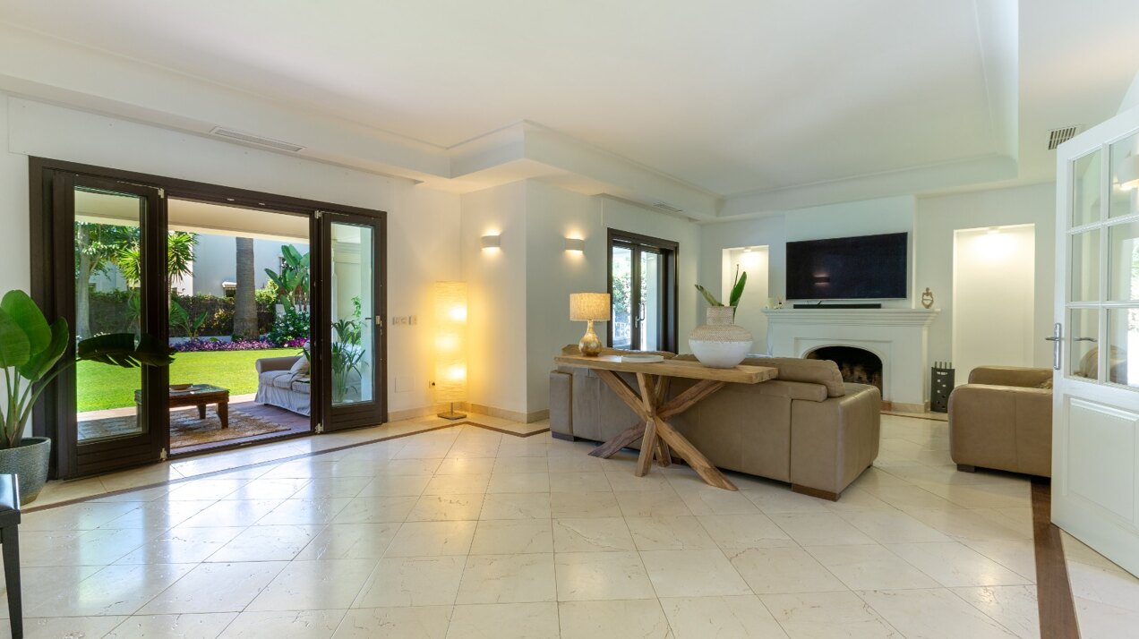 Elegant and refined, this 6 bed villa offers unparalleled luxury together with peace and privacy