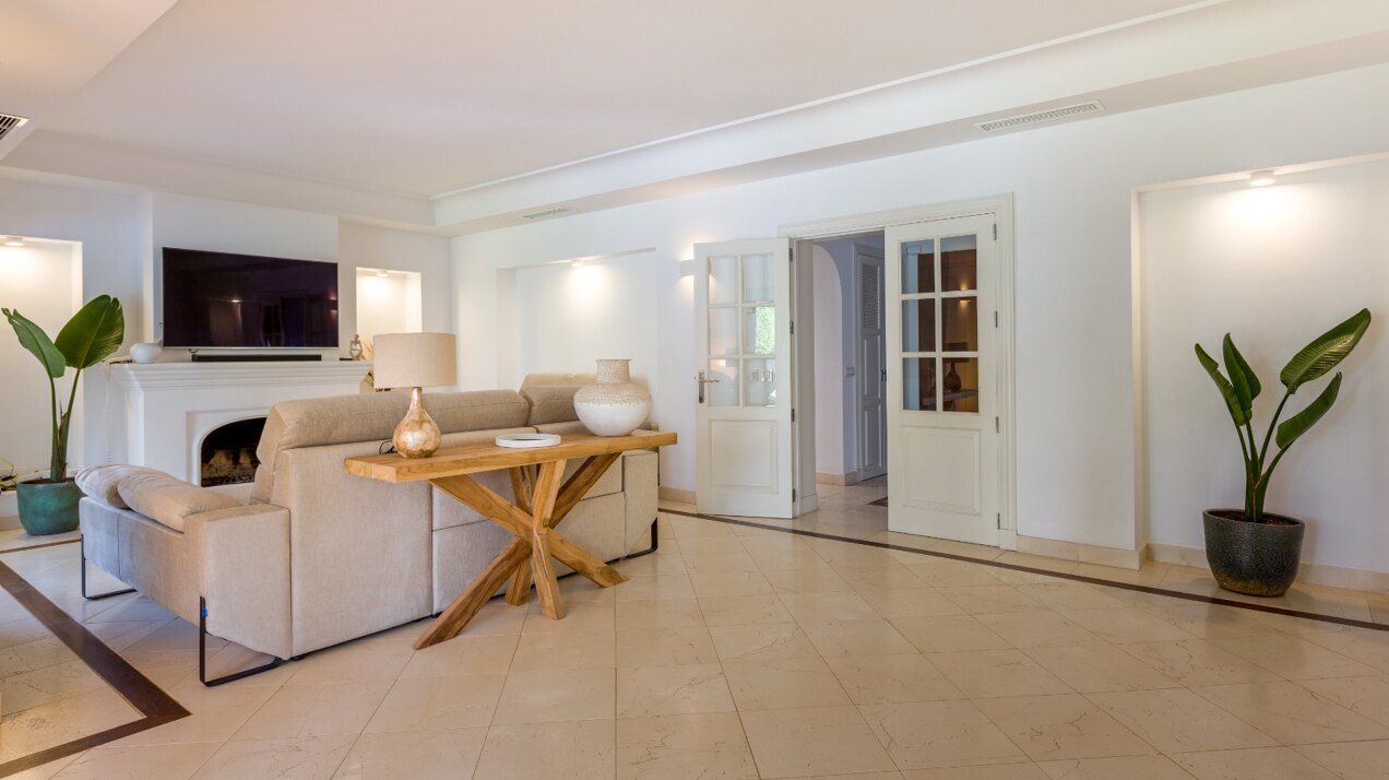 Elegant and refined, this 6 bed villa offers unparalleled luxury together with peace and privacy