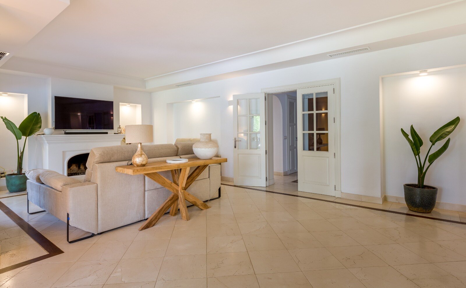 Elegant and refined, this 6 bed villa offers unparalleled luxury together with peace and privacy