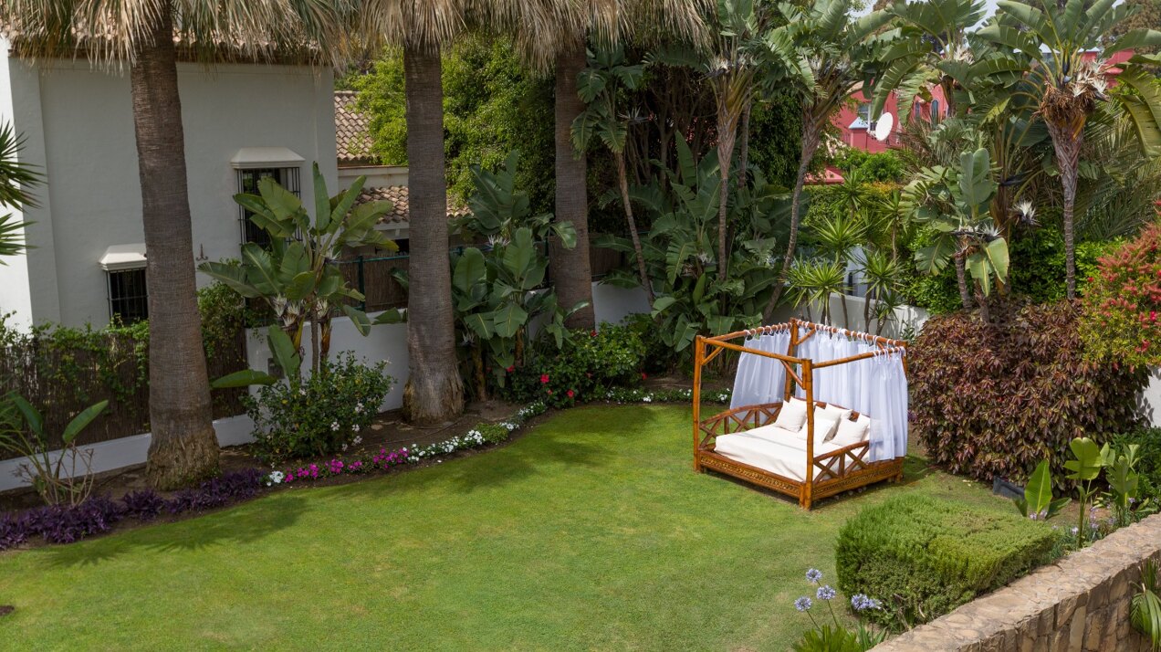 Elegant and refined, this 6 bed villa offers unparalleled luxury together with peace and privacy