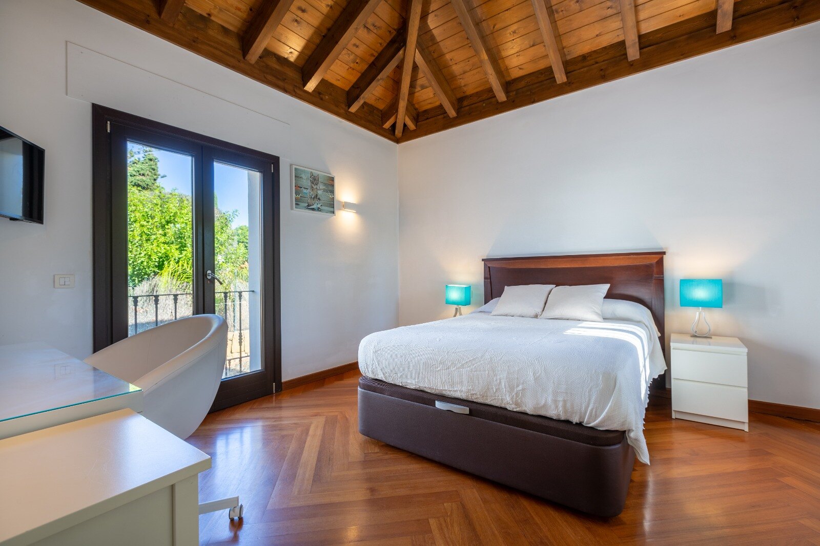 Elegant and refined, this 6 bed villa offers unparalleled luxury together with peace and privacy