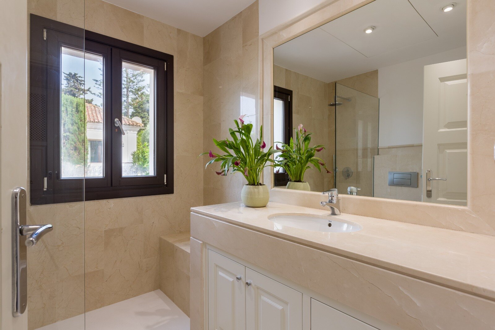 Elegant and refined, this 6 bed villa offers unparalleled luxury together with peace and privacy