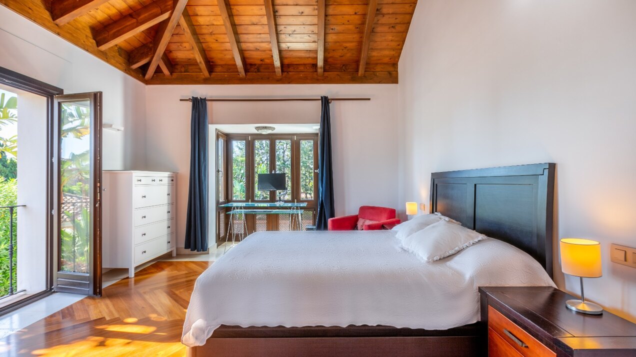Elegant and refined, this 6 bed villa offers unparalleled luxury together with peace and privacy
