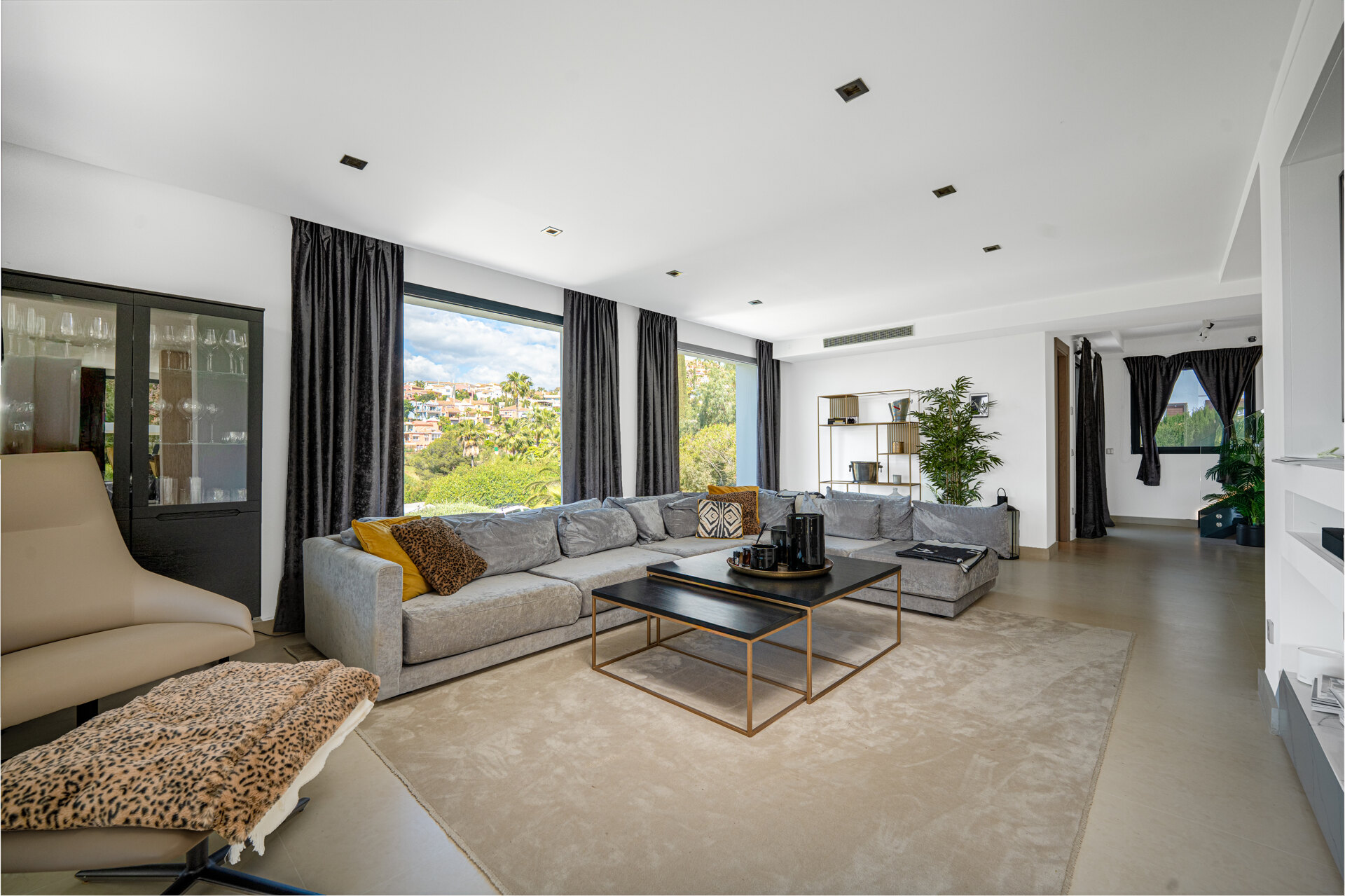 Recently renovated 5 bed villa in Nueva Andalucia epitomises elegance, grace and stunning views