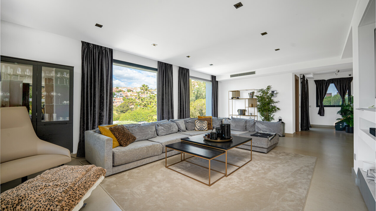 Recently renovated 5 bed villa in Nueva Andalucia epitomises elegance, grace and stunning views