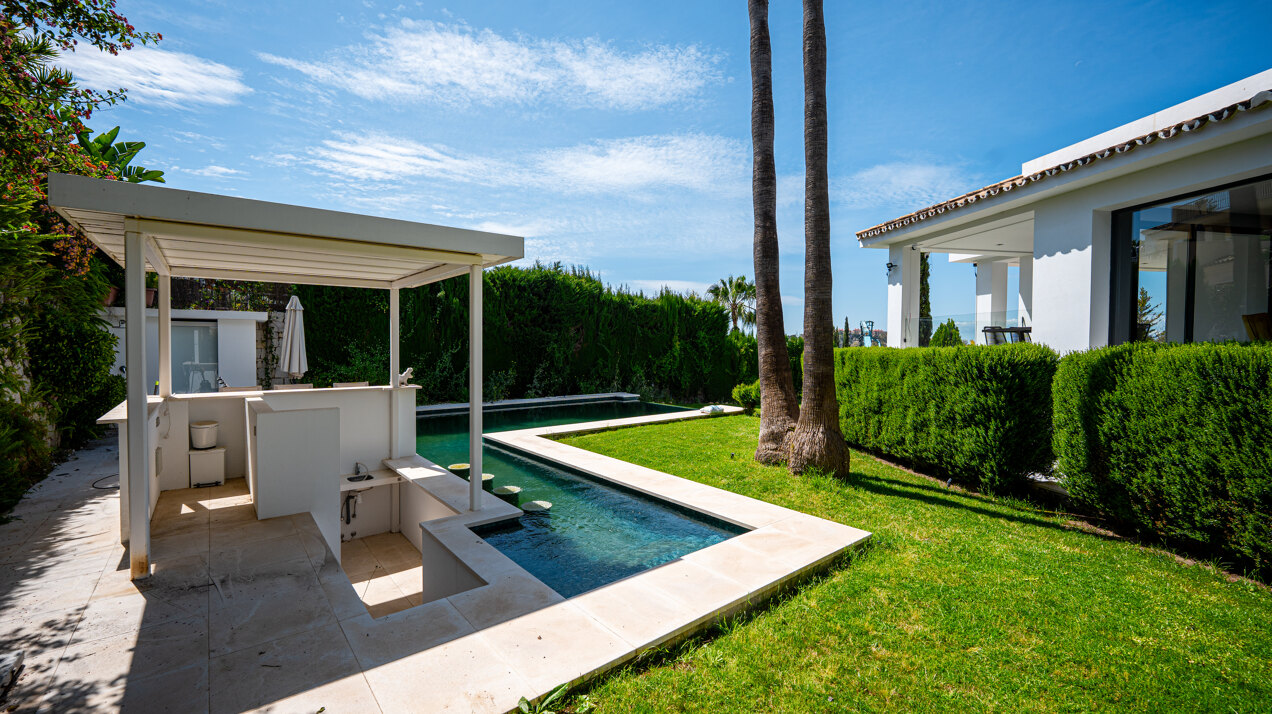 Recently renovated 5 bed villa in Nueva Andalucia epitomises elegance, grace and stunning views