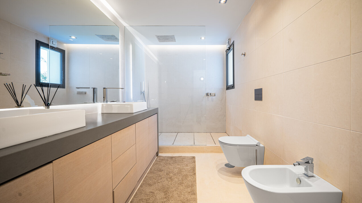 Recently renovated 5 bed villa in Nueva Andalucia epitomises elegance, grace and stunning views