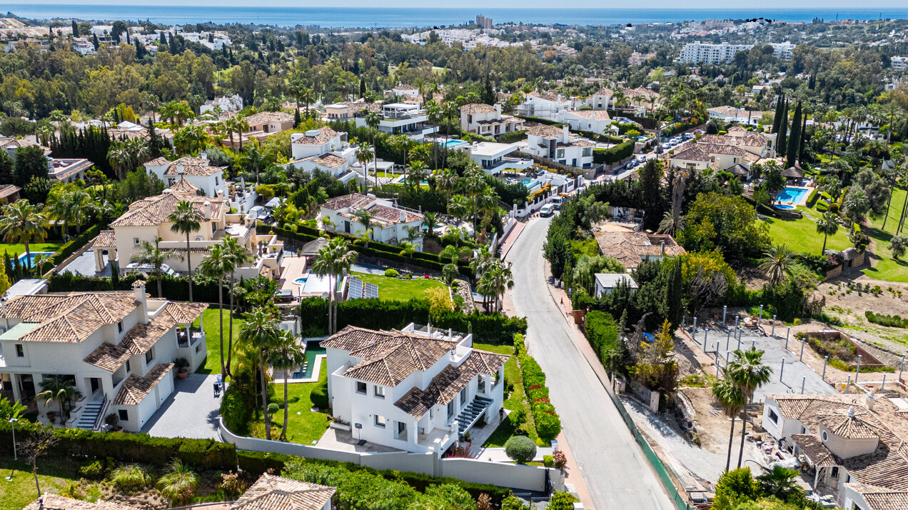 Recently renovated 5 bed villa in Nueva Andalucia epitomises elegance, grace and stunning views