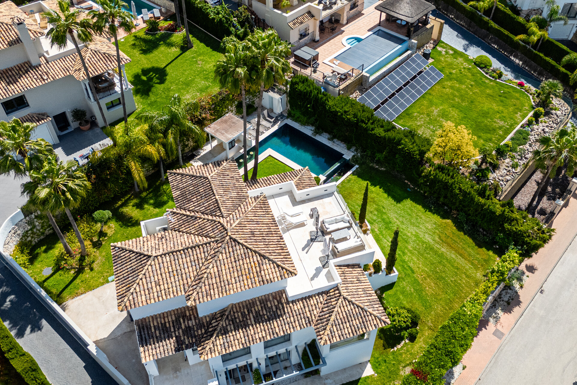 Recently renovated 5 bed villa in Nueva Andalucia epitomises elegance, grace and stunning views