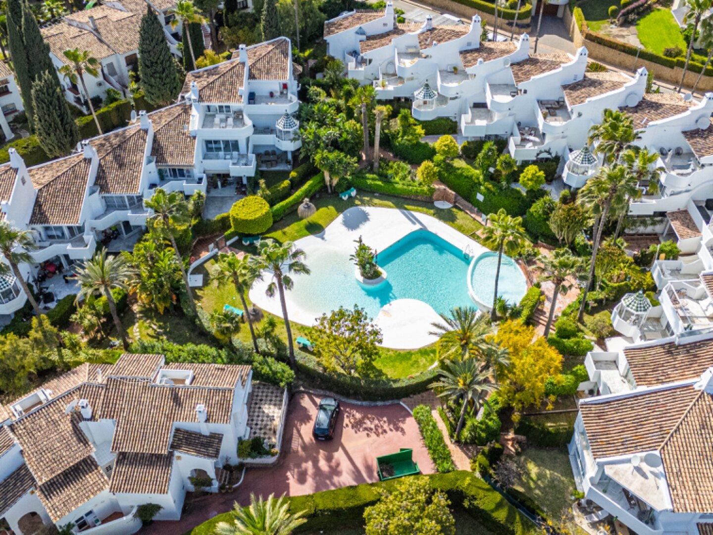 Light, tranquil and welcoming - this townhouse sits elegantly within its leafy Marbella enclave