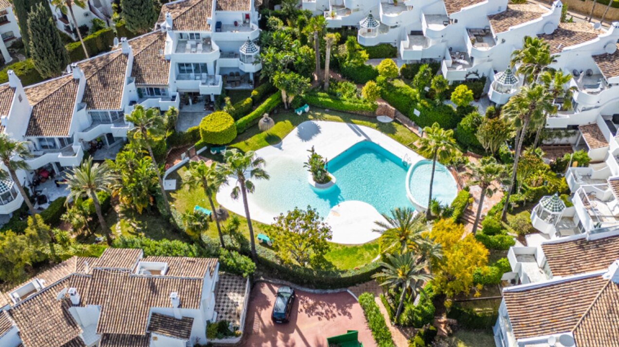 Light, tranquil and welcoming - this townhouse sits elegantly within its leafy Marbella enclave