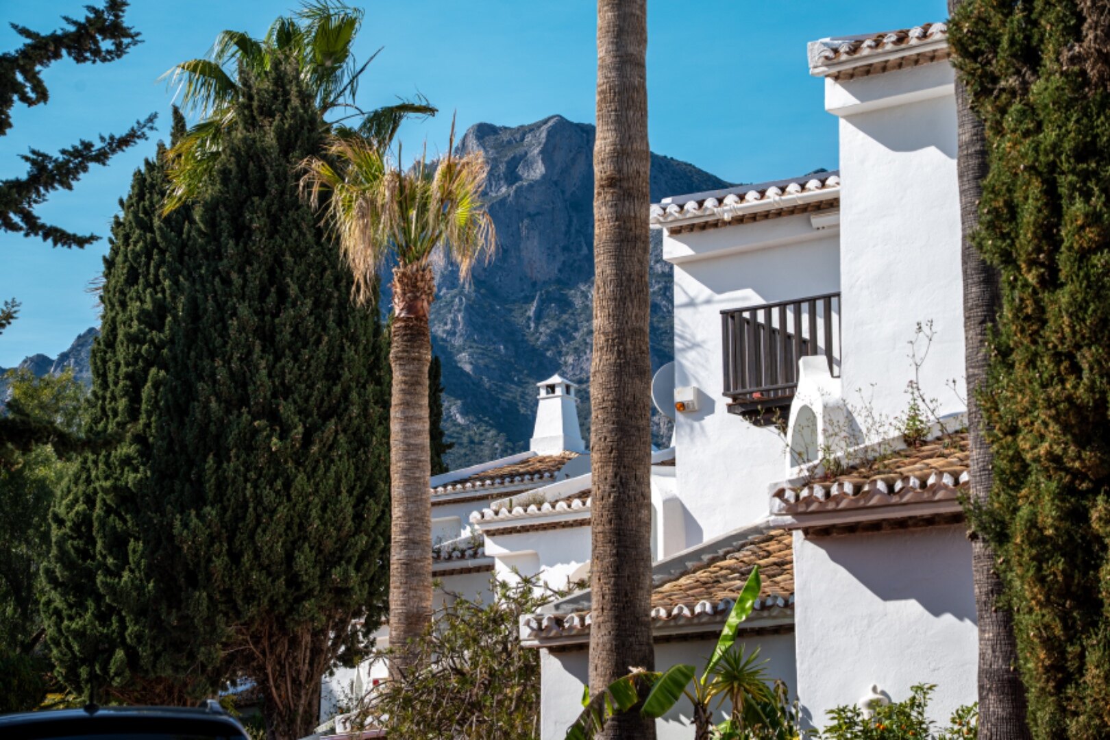 Light, tranquil and welcoming - this townhouse sits elegantly within its leafy Marbella enclave
