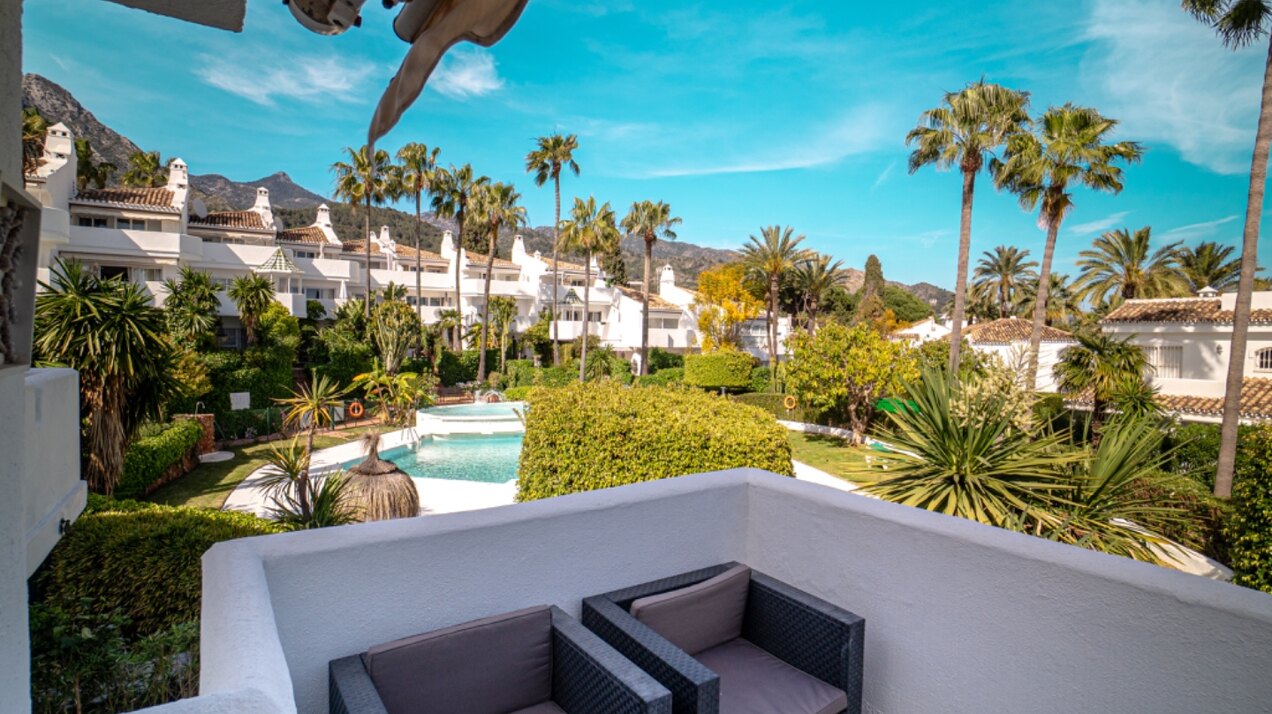 Light, tranquil and welcoming - this townhouse sits elegantly within its leafy Marbella enclave