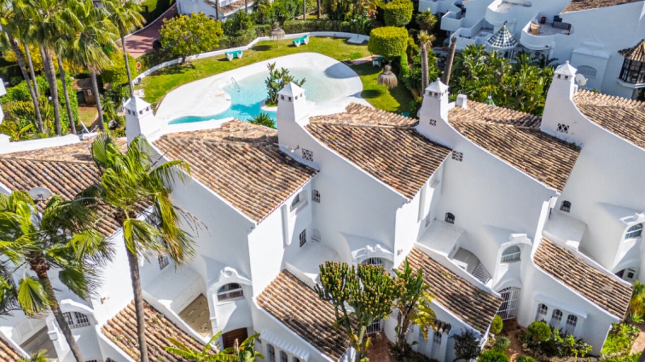 Light, tranquil and welcoming - this townhouse sits elegantly within its leafy Marbella enclave