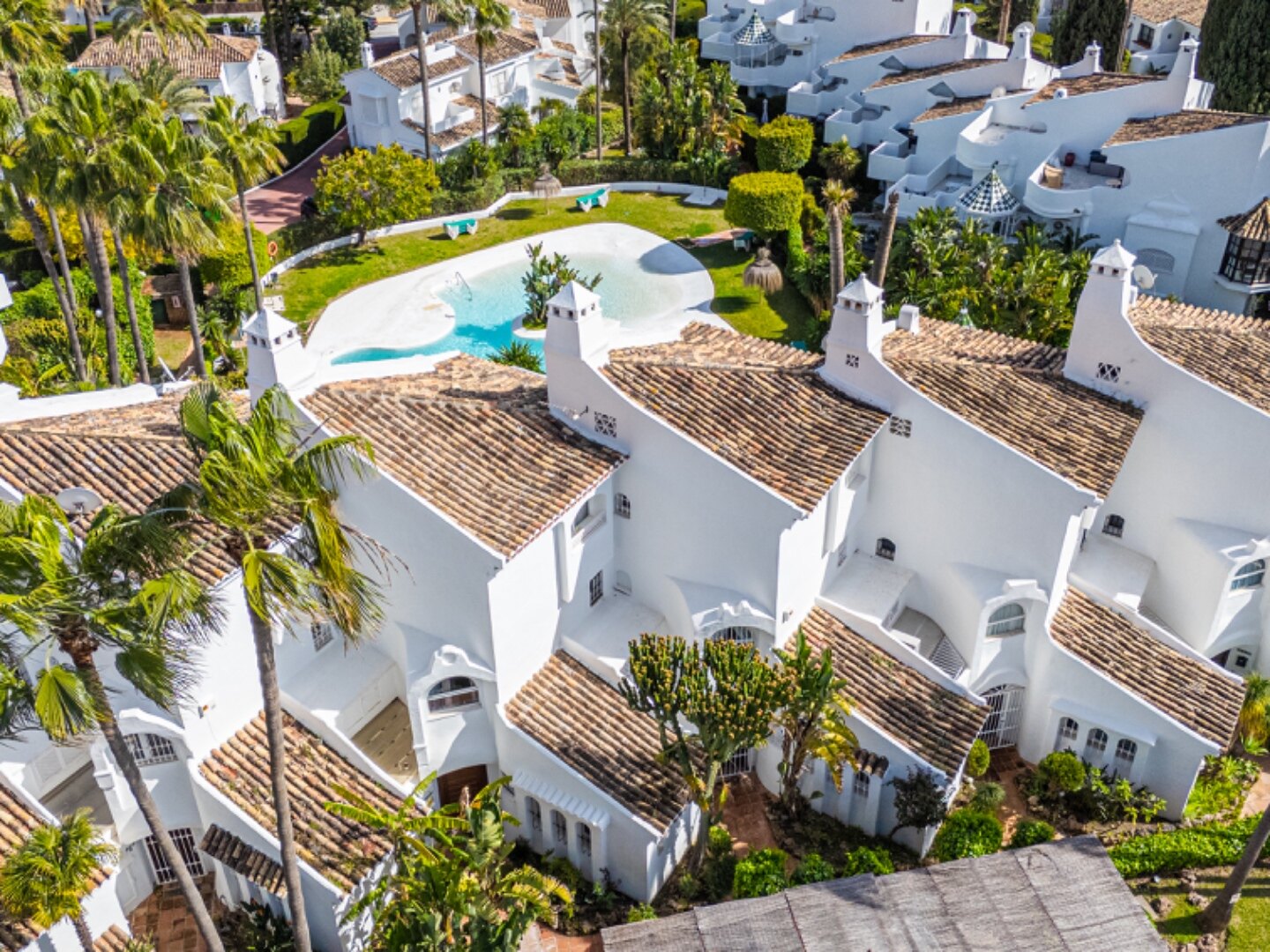 Light, tranquil and welcoming - this townhouse sits elegantly within its leafy Marbella enclave