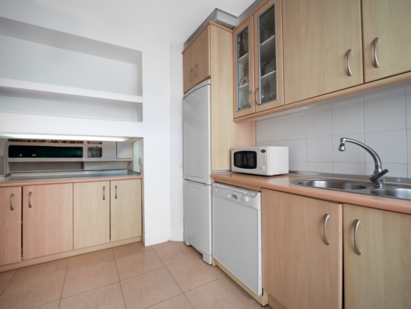 Light, tranquil and welcoming - this townhouse sits elegantly within its leafy Marbella enclave