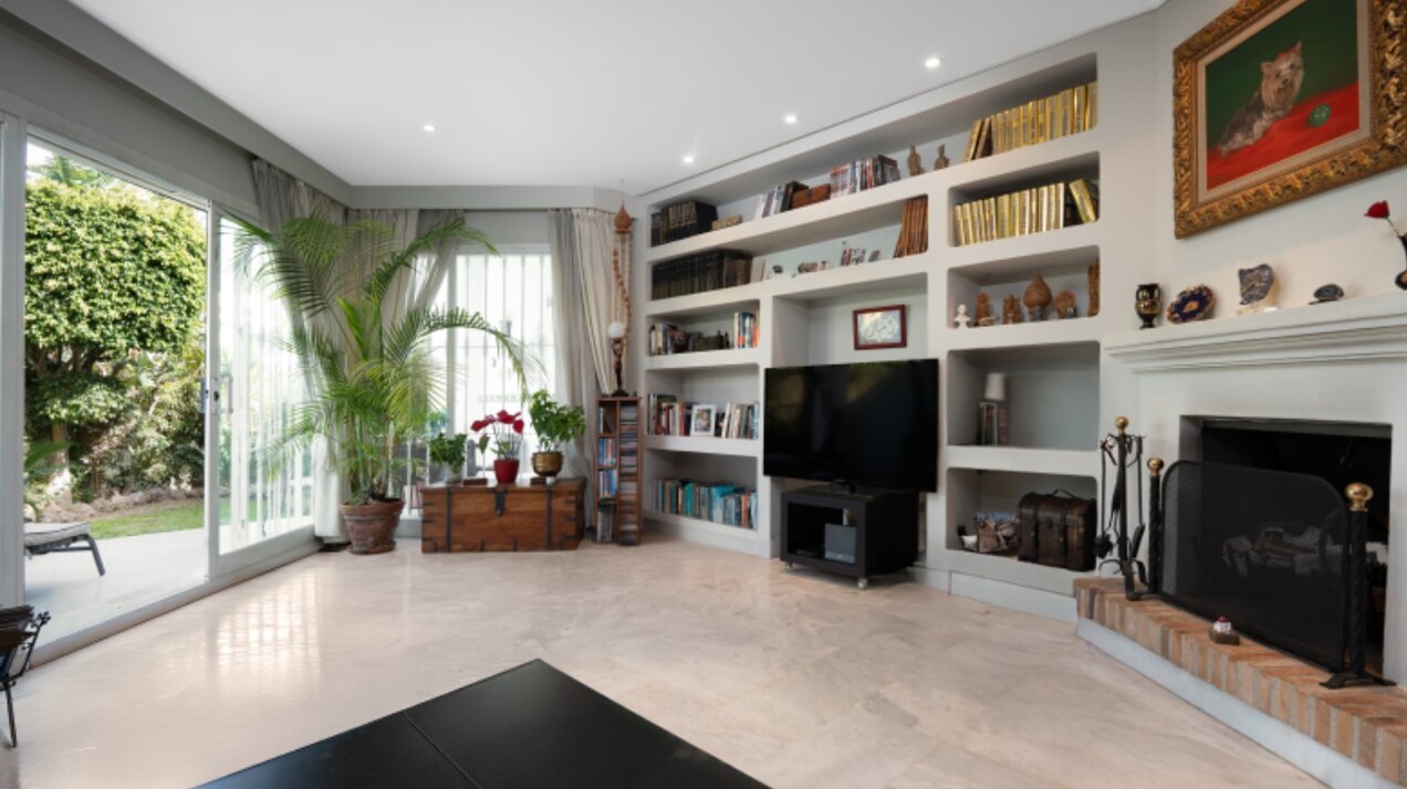 Light, tranquil and welcoming - this townhouse sits elegantly within its leafy Marbella enclave