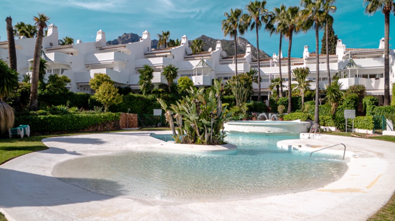Light, tranquil and welcoming - this townhouse sits elegantly within its leafy Marbella enclave