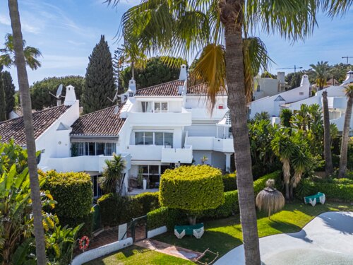 Light, tranquil and welcoming - this townhouse sits elegantly within its leafy Marbella enclave