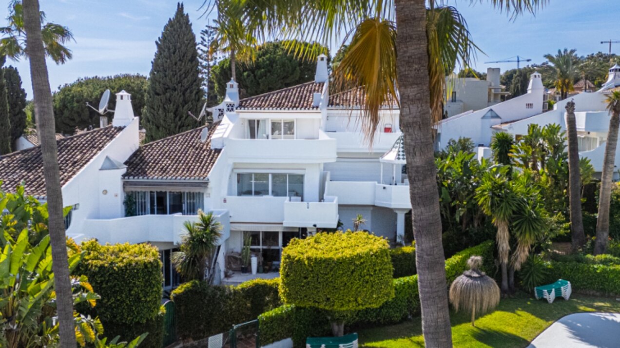 Light, tranquil and welcoming - this townhouse sits elegantly within its leafy Marbella enclave