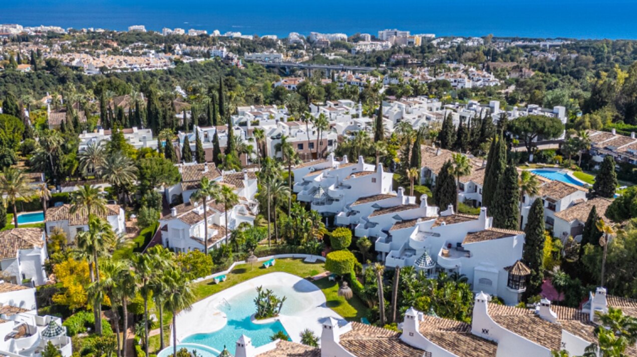 Light, tranquil and welcoming - this townhouse sits elegantly within its leafy Marbella enclave