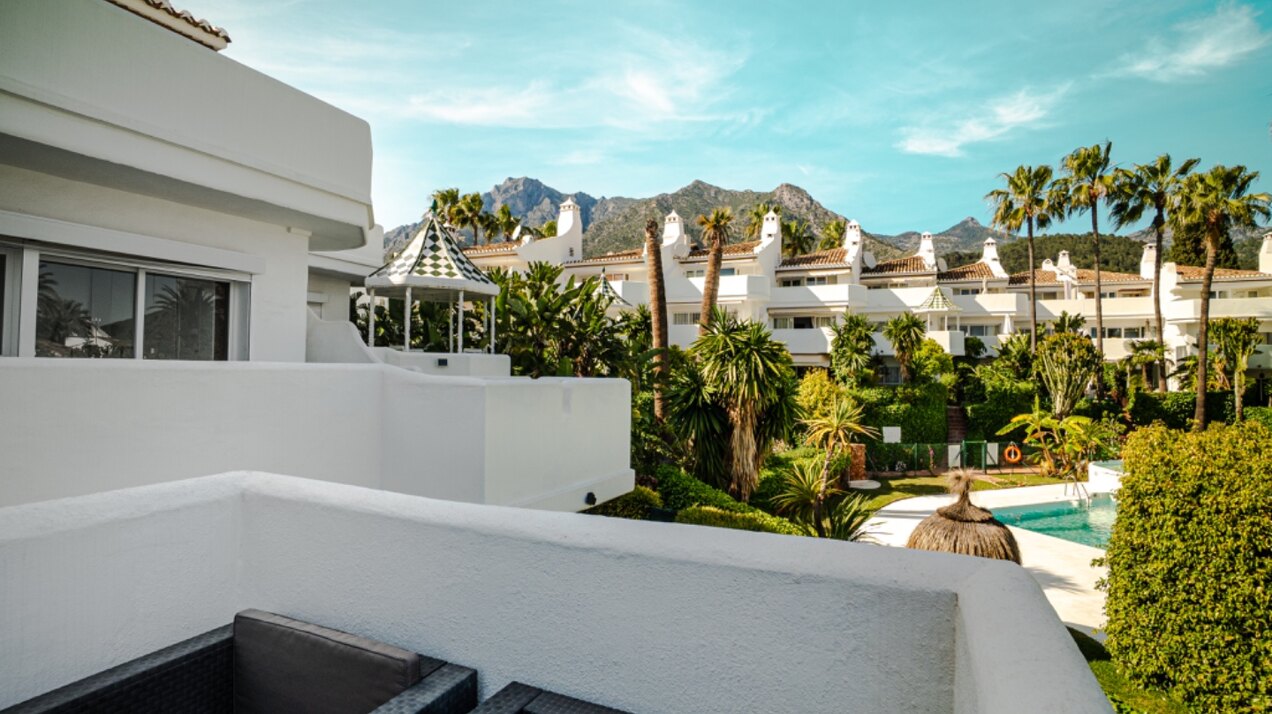 Light, tranquil and welcoming - this townhouse sits elegantly within its leafy Marbella enclave