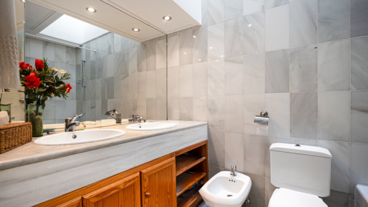 Light, tranquil and welcoming - this townhouse sits elegantly within its leafy Marbella enclave