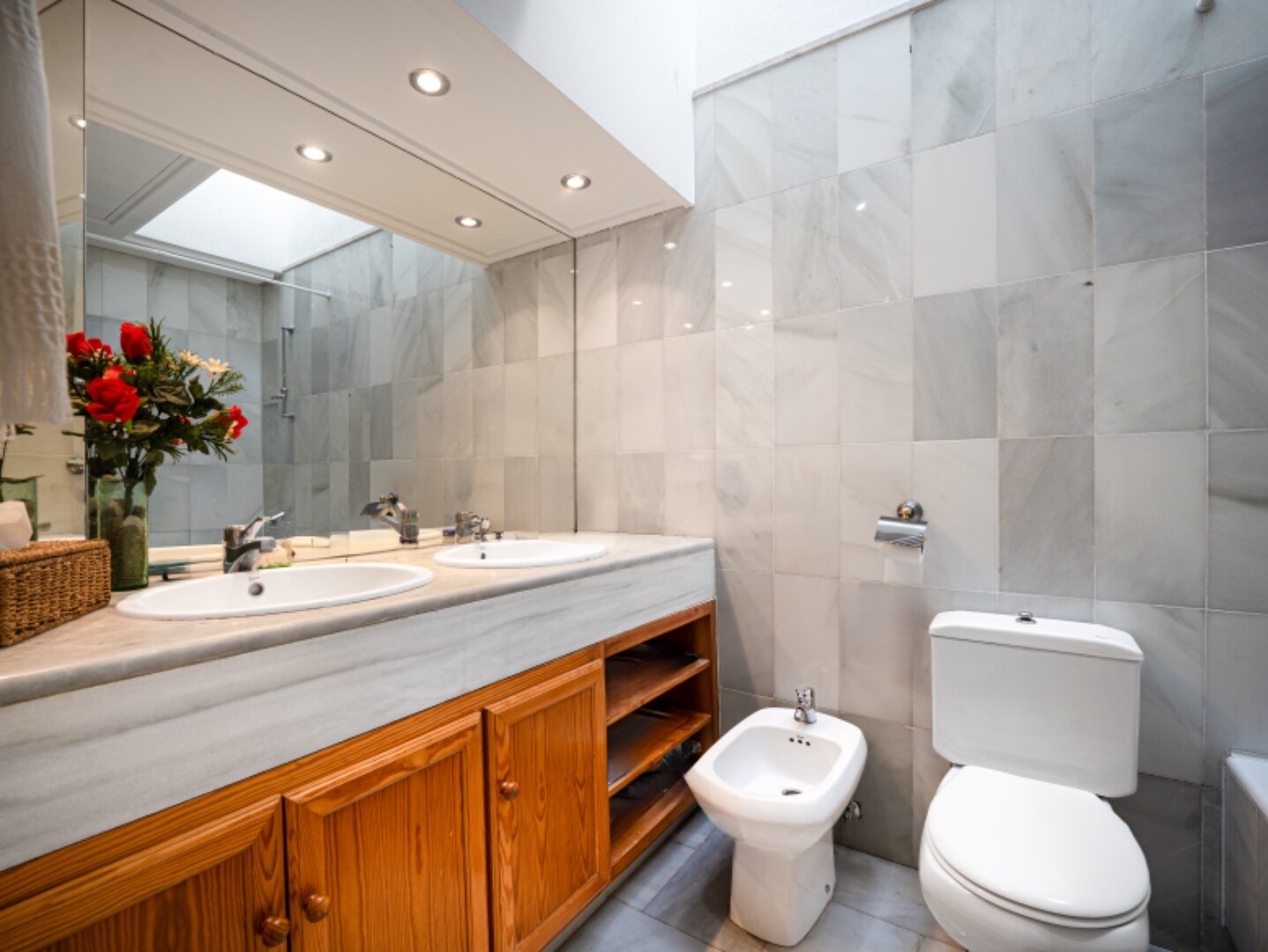 Light, tranquil and welcoming - this townhouse sits elegantly within its leafy Marbella enclave